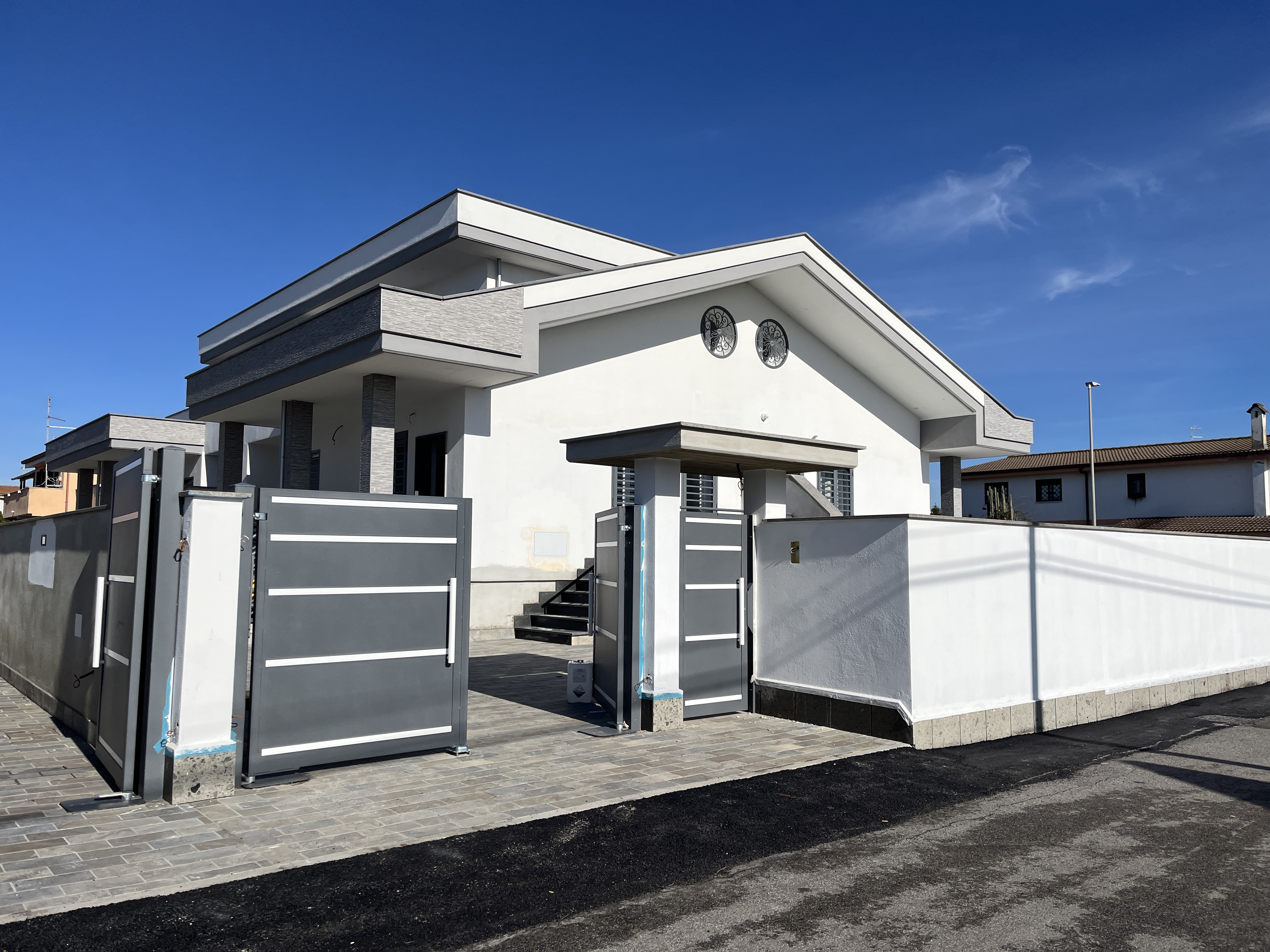 VIA FOSCOLO MONTINI - villa con giardino